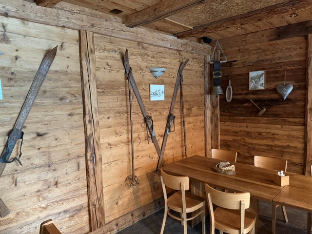 Stube mit alten Skiern an der Holzwand
